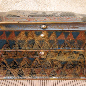 Boîte longue à étages aux triangles