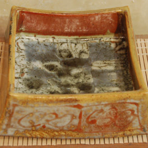 Plat arqué à hauts bords