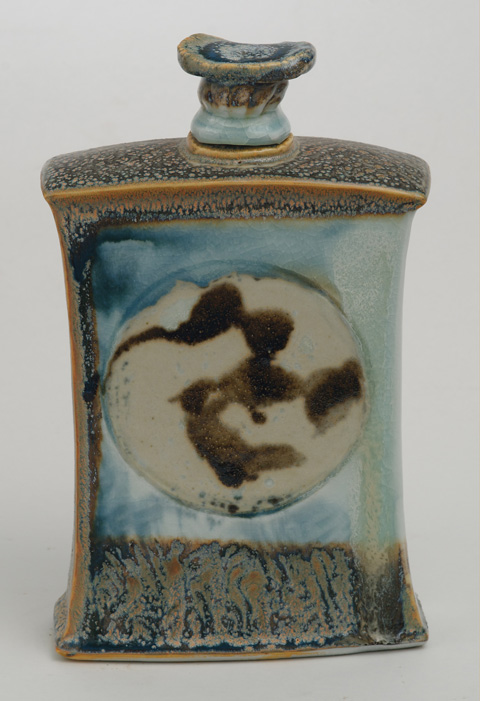 Petit flacon bleu de porcelaine