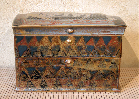 Boîte longue à étages aux triangles