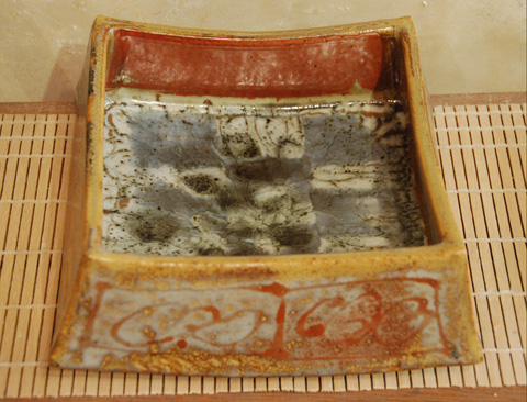 Plat arqué à hauts bords