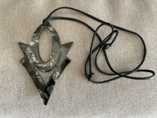 Pendentif en pointe, polycarbonate gris