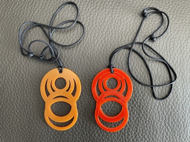 Pendentif orange en polycarbonate