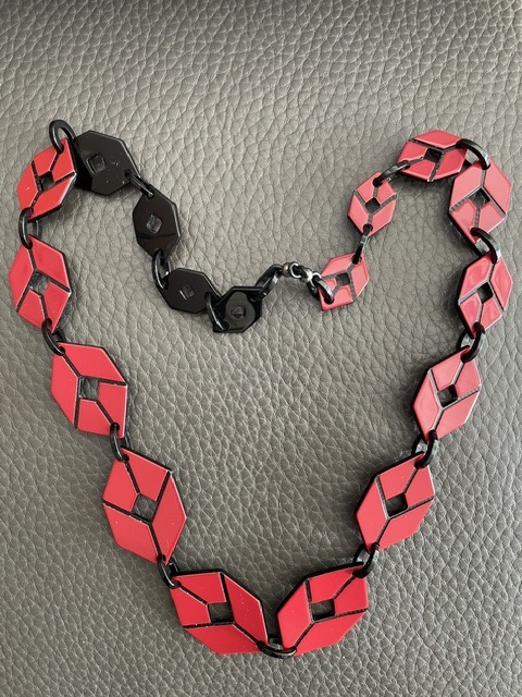 Collier-sautoir en PC rouge-noir