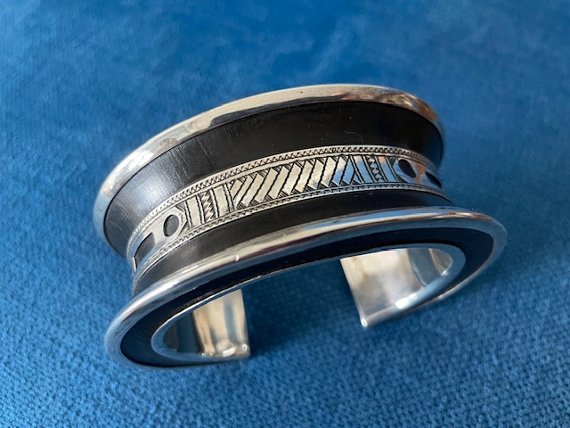 Bracelet large ouvert concave – ébène et argent