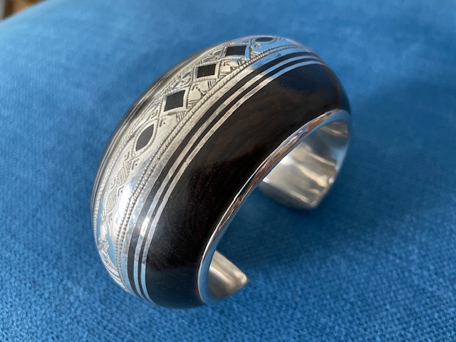 Bracelet large ouvert convexe  – ébène et argent