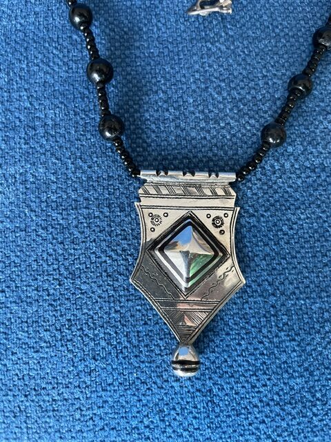 Collier écusson argent et perles noires