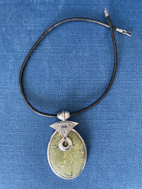 Pendentif ovoïde pierre verte