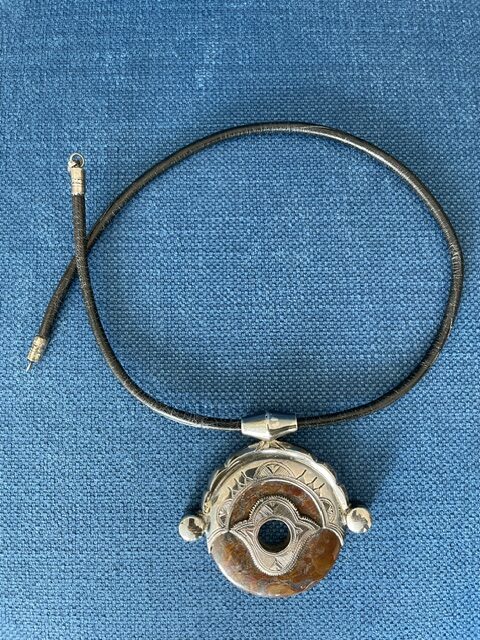 Pendentif rond en pierre brune