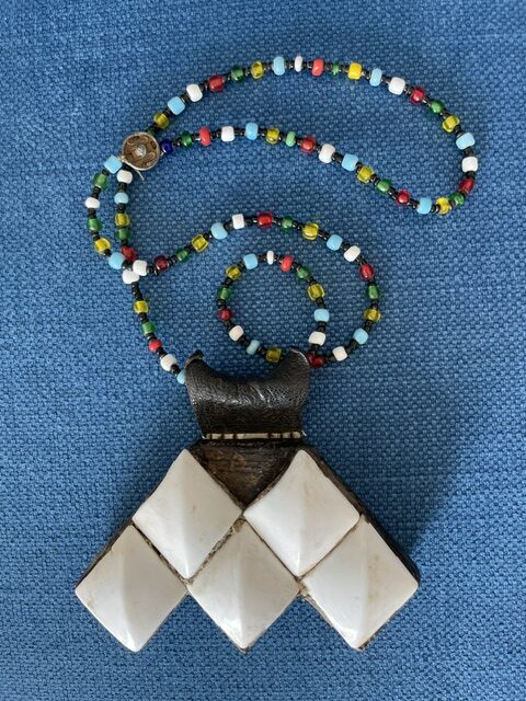 Pendentif main de Fatma en os et cuir