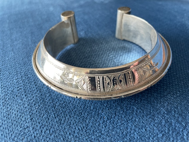 Bracelet en argent ouvert; forme triangulaire en coupe