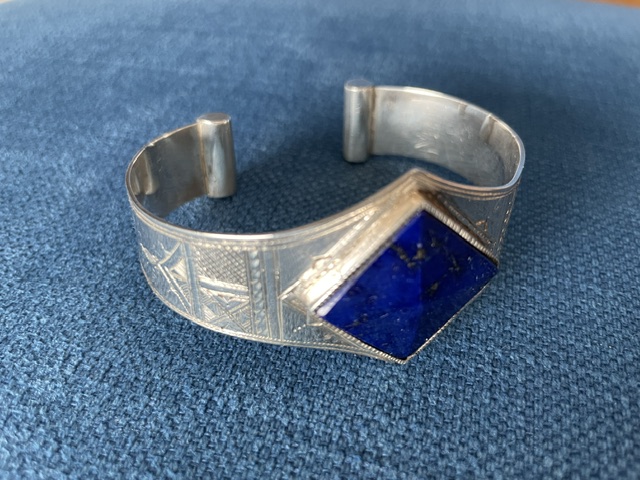 Bracelet en argent. Cabochon de lapis-lazuli en losange