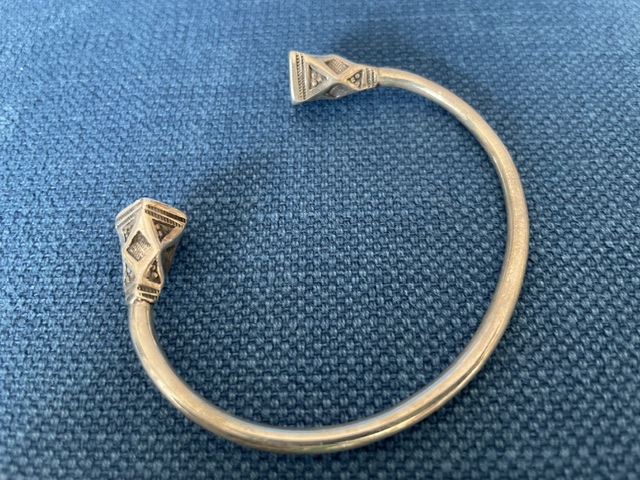 Bracelet jonc à têtes pyramidales à facettes