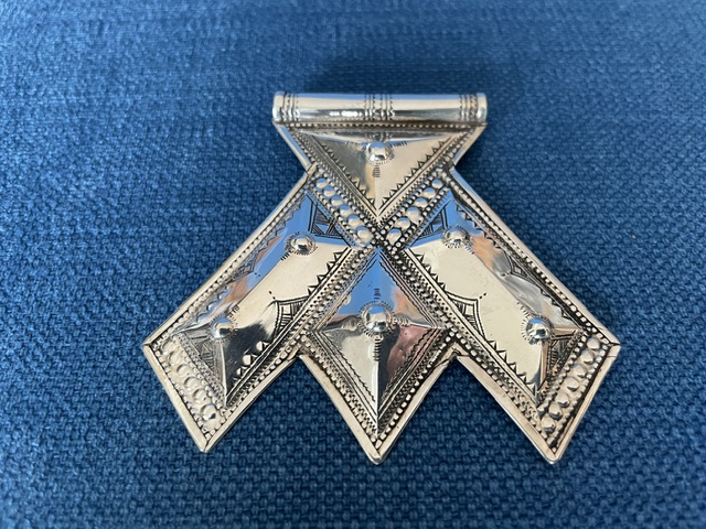 Pendentif à trois pointes.