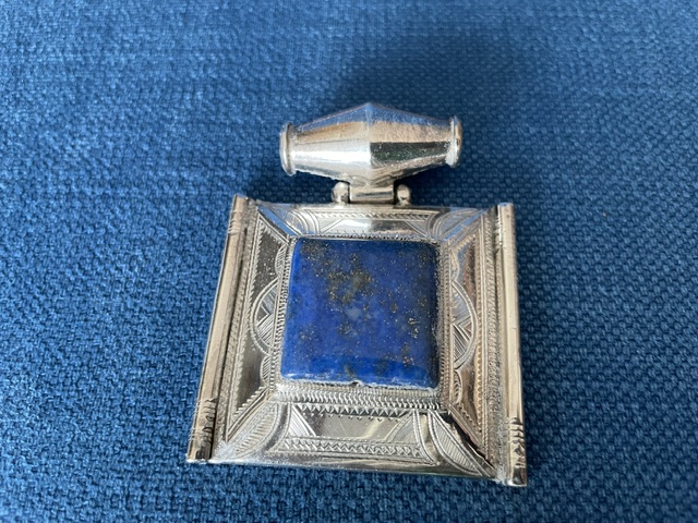 Pendentif carré. Argent et lapis-lazuli